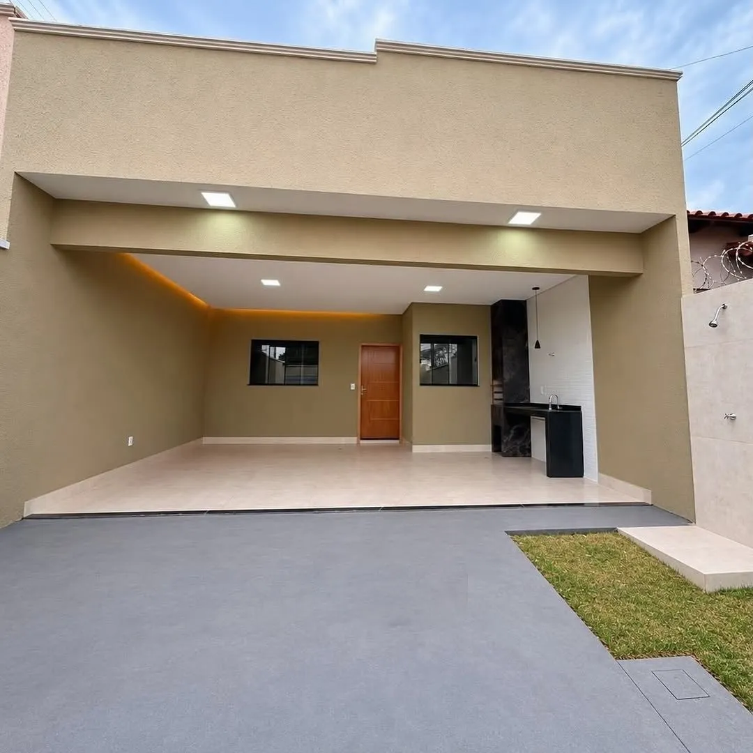 Garagem de casa nova com iluminação embutida e piso claro