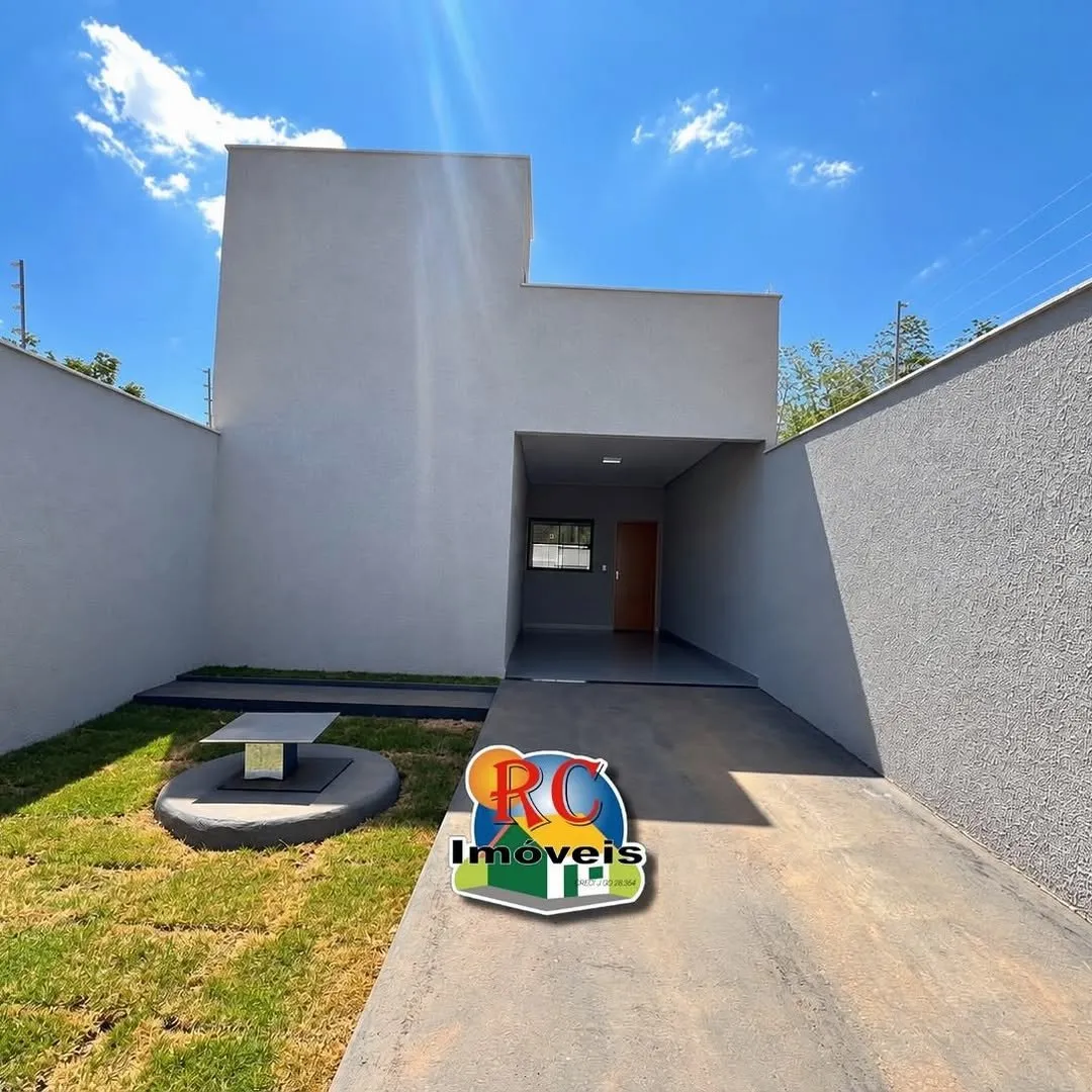 Casa nova com garagem e gramado