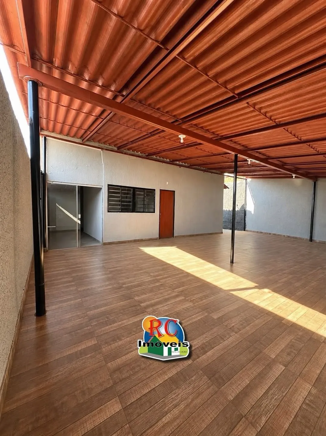 Garagem coberta com piso de madeira e luz do sol